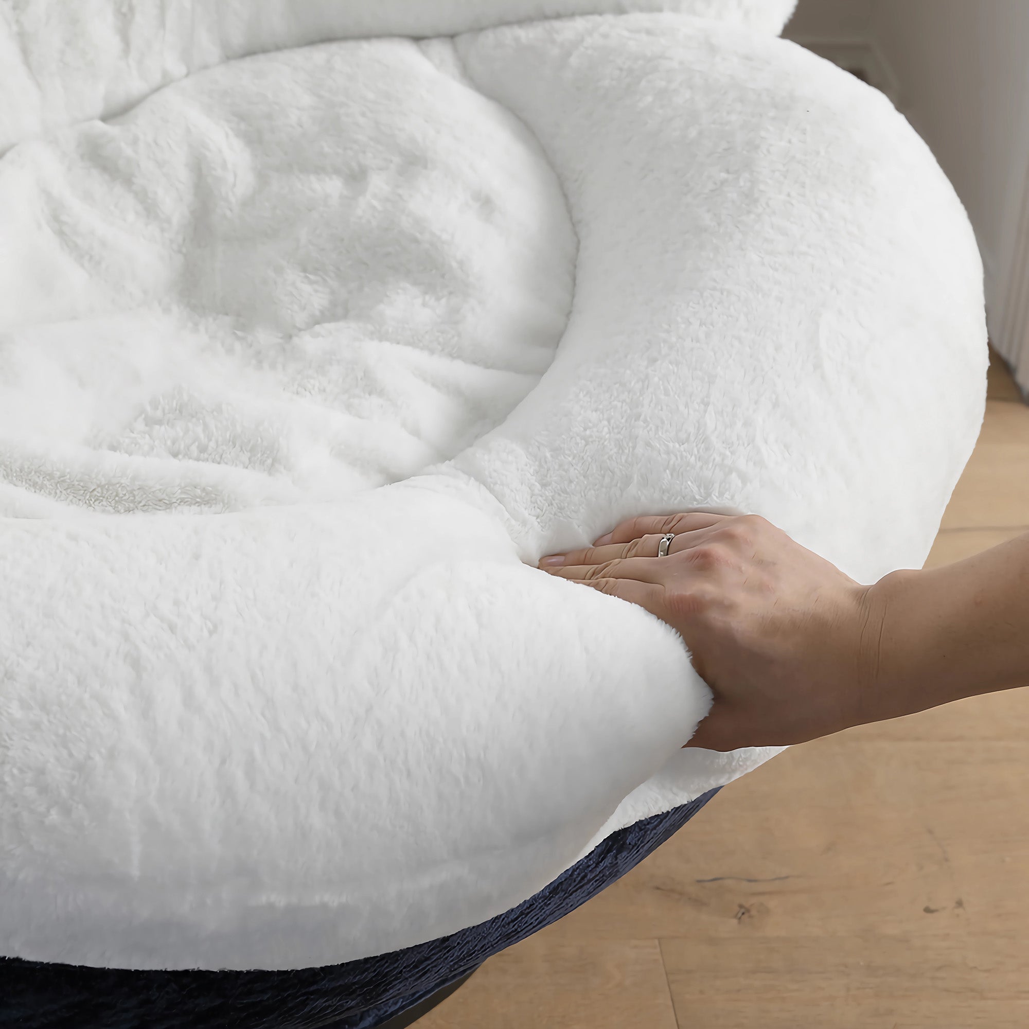 Gloria, Soft Upholstered Swivel Lounge Chair, White